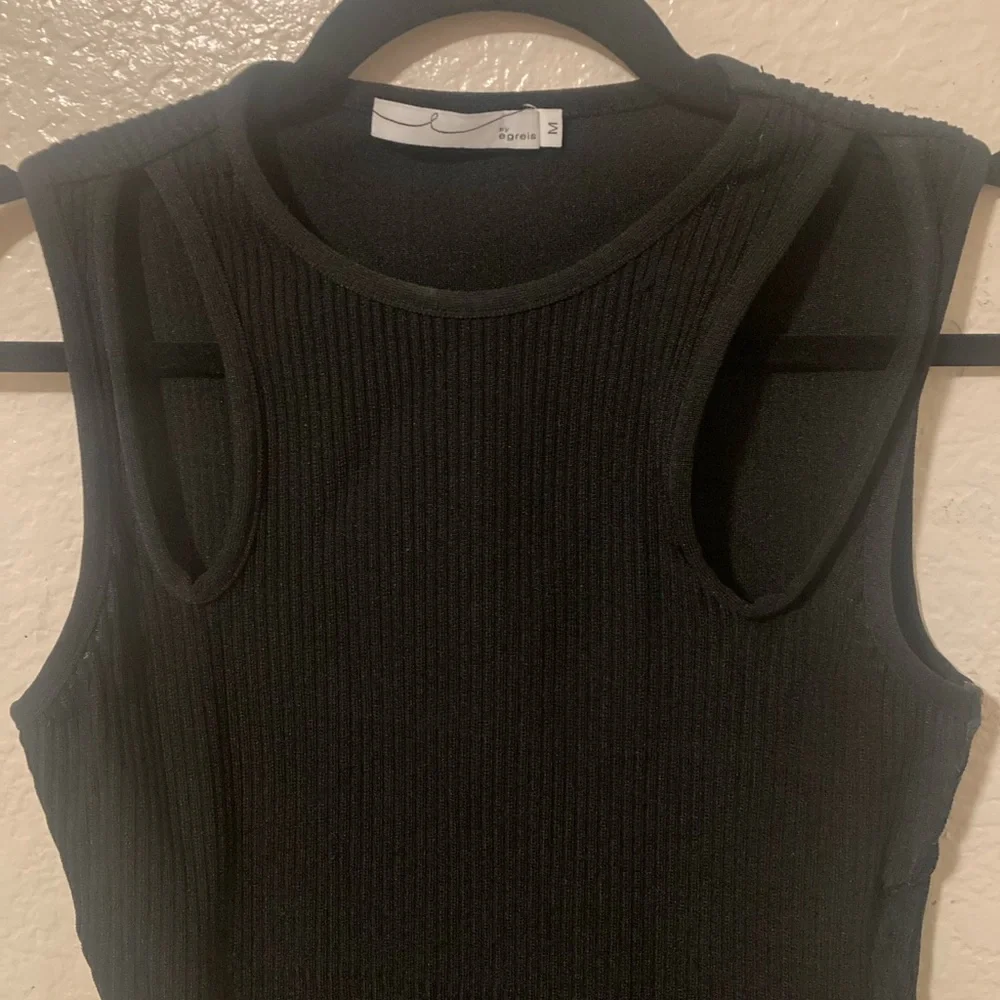 Elegant Black Ribbed Tank Top with cut out design - Picture 3 of 4